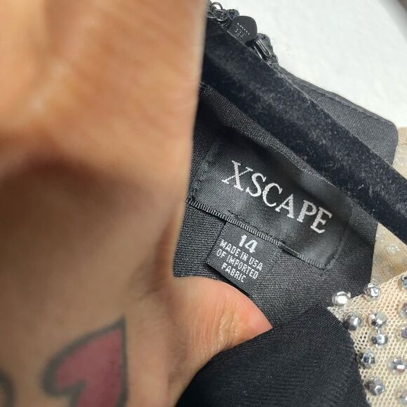 Elegant Black and Gold Evening Gown - Picture 5 of 9